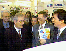 [ ministar Kostovic u kupovini ]